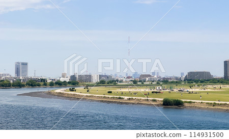 river in the city 114931500