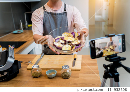The chef is broadcasting live from workshop how to prepare a grilled eggplants with garlic 114932808