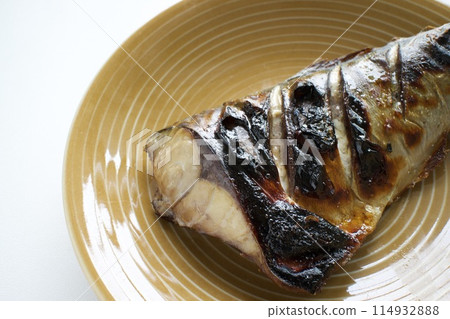與鹽的烤鯖魚 與鹽的烤鯖魚 114932888