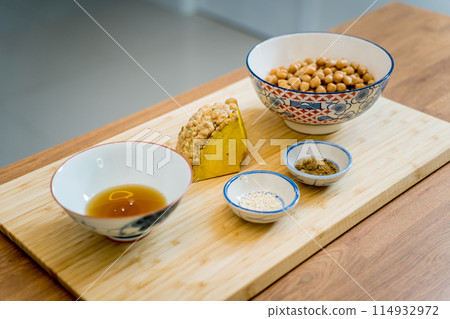 Cutting board with ingredients for preparing chickpea porridge with ginger 114932972