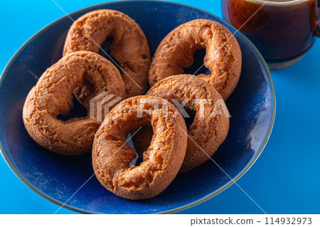盤子上的美味甜甜圈 盤子上的美味甜甜圈 114932973