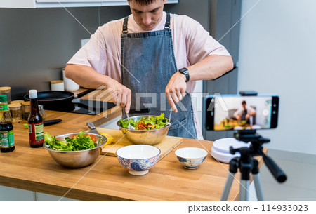 The chef is broadcasting live from workshop how to prepare a spicy glass noodle salad 114933023