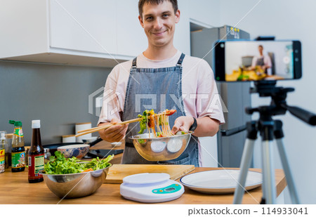 The chef is broadcasting live from workshop how to prepare a spicy glass noodle salad 114933041
