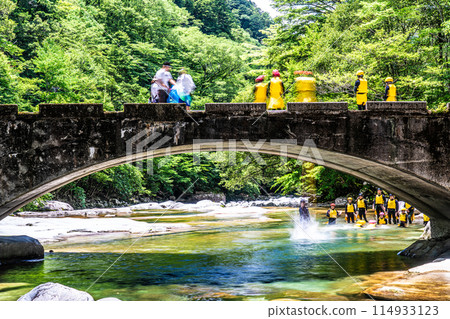 Summer Mengokei Gorge: People diving from Goshiki Bridge 3, Kumakogen Town, Kamiukena District, Ehime Prefecture Summer Mengokei Gorge: People diving from Goshiki Bridge 3, Kumakogen Town, Kamiukena District, Ehime Prefecture 114933123