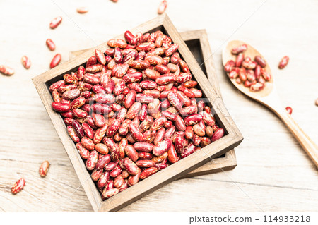 Flowered kidney beans on wooden background 114933218