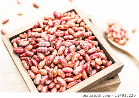 Flowered kidney beans on wooden background Flowered kidney beans on wooden background 114933220