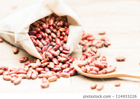 Flowered kidney beans on wooden background 114933226