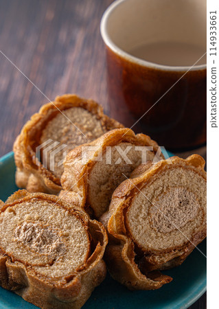 香甜可口的蛋糕卷放在盤上 114933661