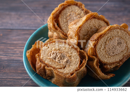 香甜可口的蛋糕卷放在盤上 114933662