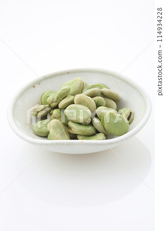 Broad beans 114934228