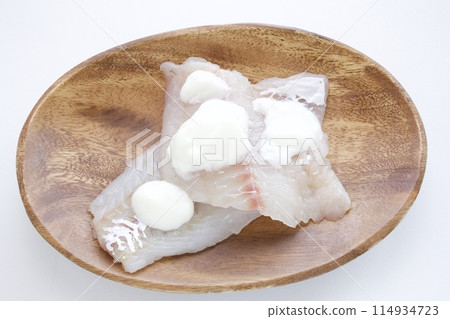 裹上麵粉的鱈魚片 裹上麵粉的鱈魚片 114934723