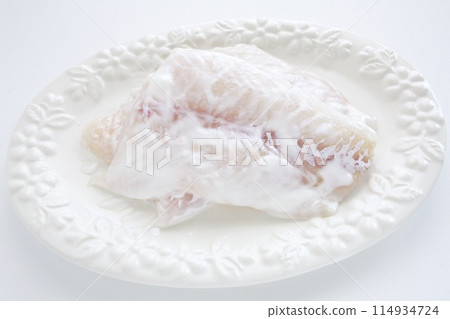 裹上麵粉的鱈魚片 裹上麵粉的鱈魚片 114934724