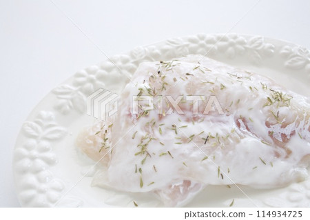鱈魚片裹上麵粉和羅勒 鱈魚片裹上麵粉和羅勒 114934725
