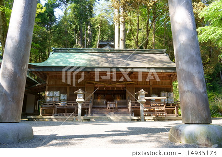 The worship hall of the lower shrine of Nyukawakami Shrine (Shimoichi Town, Yoshino District, Nara Prefecture) 114935173
