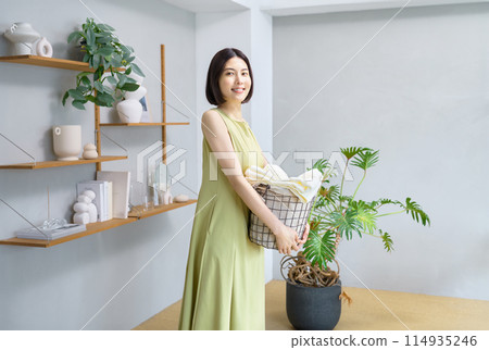 拿著洗衣籃的年輕女子 拿著洗衣籃的年輕女子 114935246
