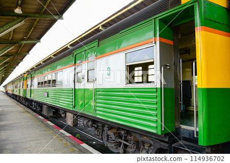 泰國鐵路列車停靠站的風景 泰國鐵路列車停靠站的風景 114936702