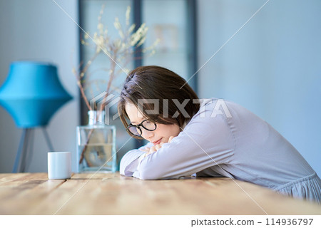 女人在房間裡休息 114936797