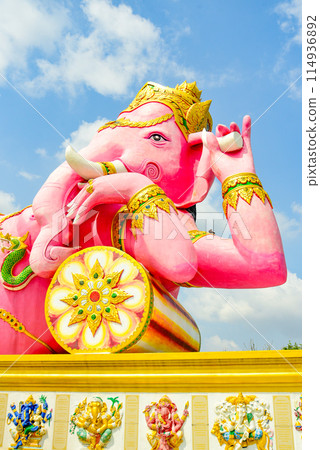 薩曼拉塔納蘭寺 (Wat Saman Rattanaram) 的美麗風景,以粉紅色像神鵰像聞名 薩曼拉塔納蘭寺 (Wat Saman Rattanaram) 的美麗風景,以粉紅色像神鵰像聞名 114936892