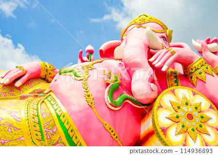 薩曼拉塔納蘭寺 (Wat Saman Rattanaram) 的美麗風景，以粉紅色像神鵰像聞名 114936893