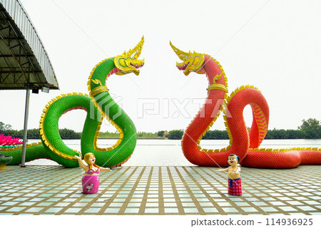薩曼拉塔納蘭寺 (Wat Saman Rattanaram) 的美麗風景,以粉紅色像神鵰像聞名 薩曼拉塔納蘭寺 (Wat Saman Rattanaram) 的美麗風景,以粉紅色像神鵰像聞名 114936925