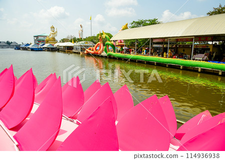 薩曼拉塔納蘭寺 (Wat Saman Rattanaram) 的美麗風景,以粉紅色像神鵰像聞名 薩曼拉塔納蘭寺 (Wat Saman Rattanaram) 的美麗風景,以粉紅色像神鵰像聞名 114936938