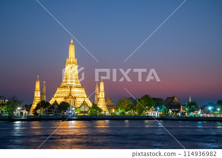 A beautiful night view of Wat Arun in Bangkok 114936982