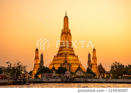 曼谷鄭王廟美麗的日落景色 曼谷鄭王廟美麗的日落景色 114936997