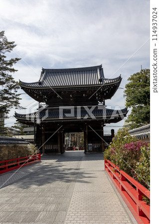 Hyogo Prefecture / Nakayama-dera temple gate and approach (photographed on April 13, 2024) 114937024