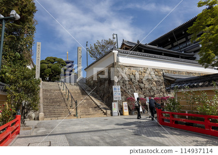 Hyogo Prefecture / Stairs leading to Nakayama-dera Temple (photographed on April 13, 2024) Hyogo Prefecture / Stairs leading to Nakayama-dera Temple (photographed on April 13, 2024) 114937114