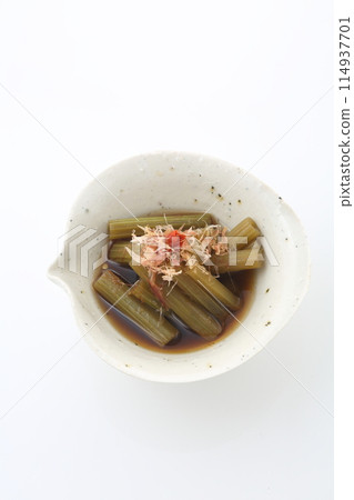 小碗裡燉煮款冬日本餐具的俯視圖 114937701