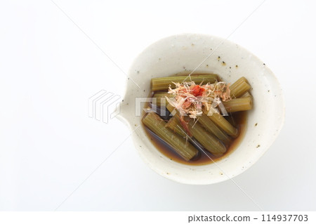 小碗裡燉煮款冬日本餐具的俯視圖 114937703