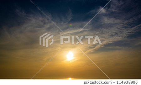 傍晚天空的夕陽和流雲 傍晚天空的夕陽和流雲 114938996