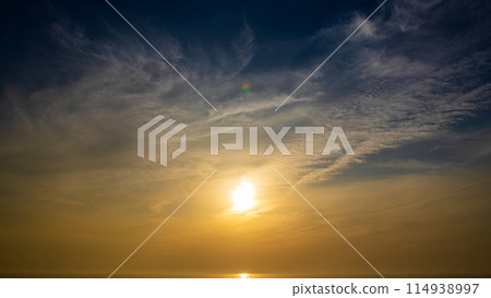 傍晚天空的夕陽和流雲 傍晚天空的夕陽和流雲 114938997