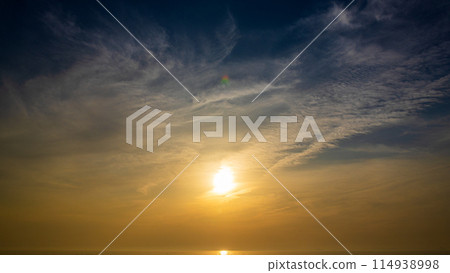 傍晚天空的夕陽和流雲 傍晚天空的夕陽和流雲 114938998