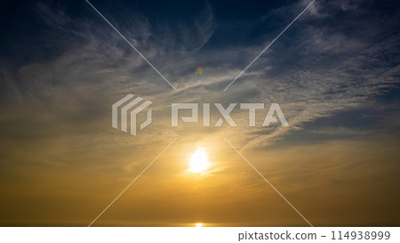 傍晚天空的夕陽和流雲 傍晚天空的夕陽和流雲 114938999