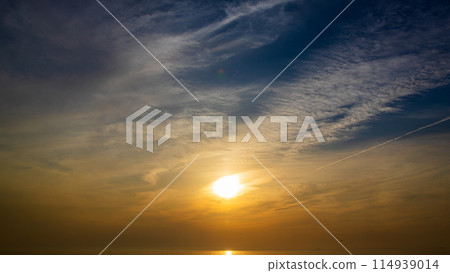 The setting sun and flowing clouds in the evening sky The setting sun and flowing clouds in the evening sky 114939014