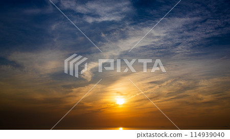 傍晚天空的夕陽和流雲 114939040
