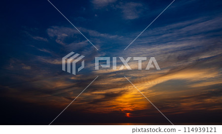 傍晚天空的夕陽和流雲 114939121