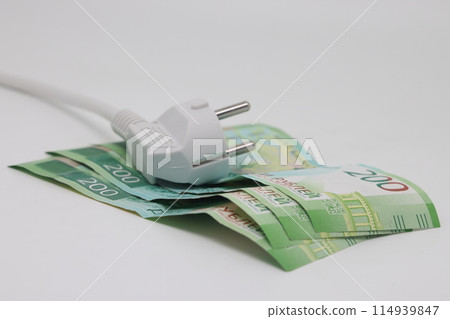 White electric cable and banknotes, expensive electricity, saving electricity. 114939847