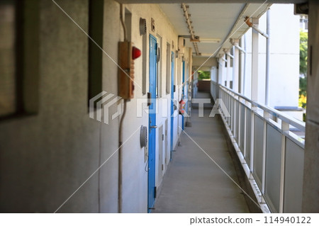 Open corridor of metropolitan housing 114940122