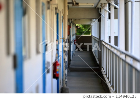 Open corridor of metropolitan housing 114940123