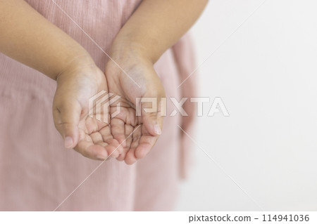 用手做碟子的女孩（無臉，3歲，日本） 114941036