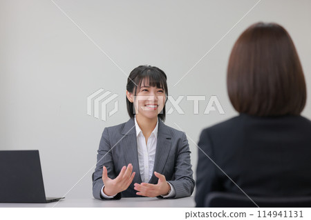Smiling female advisor explaining the product_1 114941131