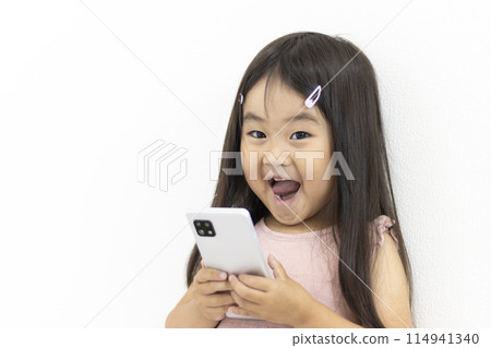微笑著看著智慧型手機的女孩（3 歲，日本人） 114941340