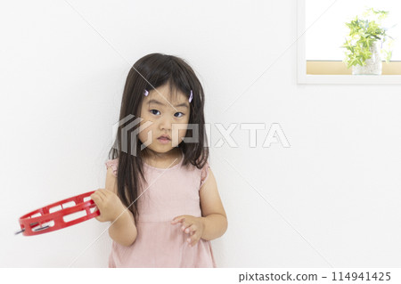 認真玩手鼓的女孩(3歲,日本) 認真玩手鼓的女孩(3歲,日本) 114941425