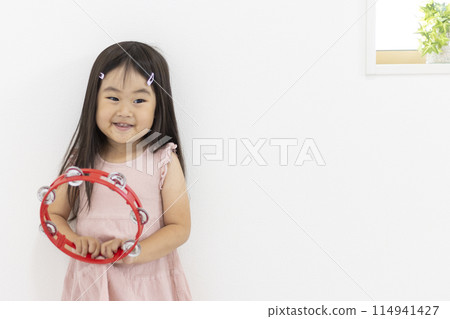 微笑著玩手鼓的女孩(3歲,日本) 微笑著玩手鼓的女孩(3歲,日本) 114941427