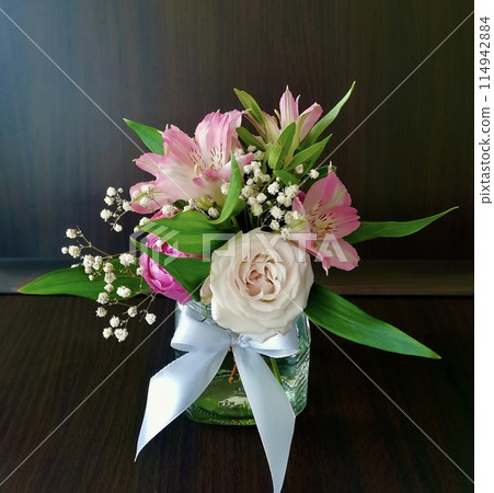 Flowers cute bouquet with roses and alstroemerias pink white green, wooden box 114942884