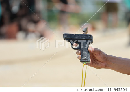 Starter pistol 114943204