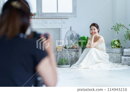 攝影師為新娘拍照 攝影師為新娘拍照 114943218