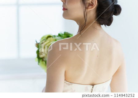 拿著花束的新娘的背影 114943252